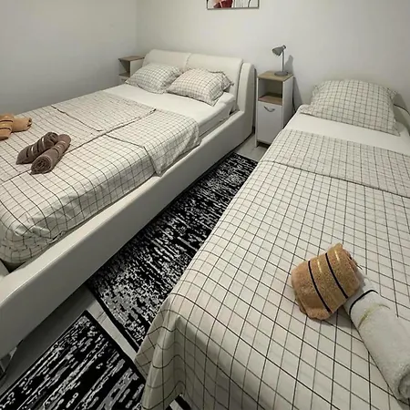 Апартаменты 2 Bedroom Gorgeous In